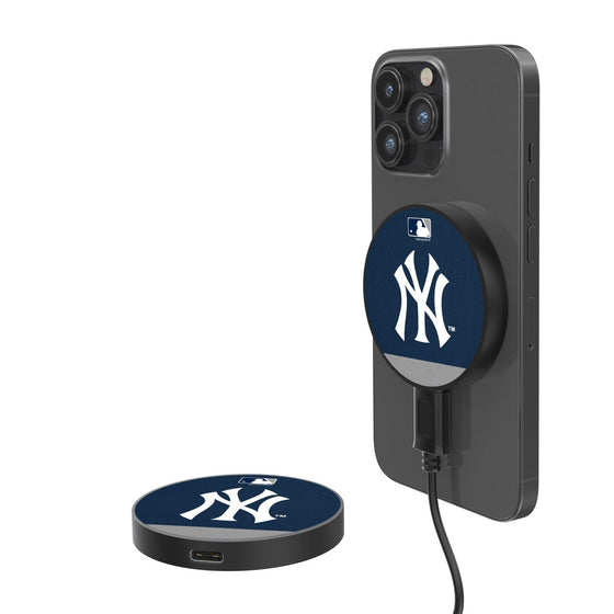 New York Yankees Stripe 10-Watt Wireless Magnetic Charger - 757 Sports Collectibles