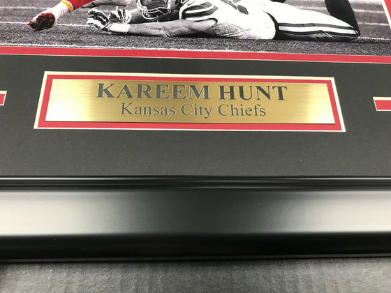 KAREEM HUNT KANSAS CITY CHIEFS AUTOGRAPHED CARD WITH 8X10 Photo Framed